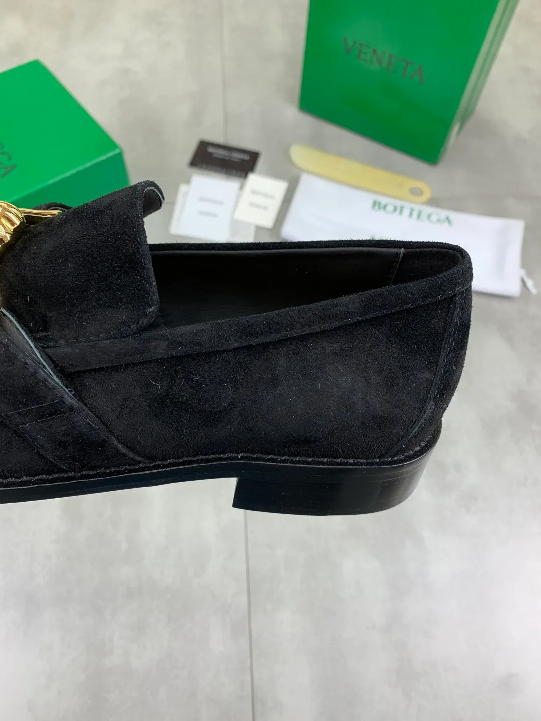 Men's shoes 💰P820 [New model] (genuine leather outsole) water-dyed cow lining 💰High-quality business couple leather shoes 💎💎💎 BOTTEGA VENETA official website synchronizes the latest top version of BV in the market, accept material comparison, shoe type comparison, process comparison, practical and textured, versatile and suitable for any occasion, the more you look at it, the more flavorful it becomes. Purely hand-knitted craftsmanship - Upper material, calfskin imported from Italy 🇮🇹 - High-quality water-dyed cowhide lining - Original private model customized leather outsole -Size: Female 35-39 (40 ordered) Male 39-44 (38 45 can be customized) Color: Multiple colors available